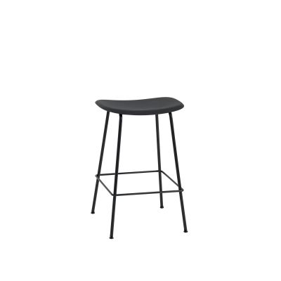 Schwarzer Fiber Bar Stool Barhocker von Muuto mit 65 cm Sitzhöhe und minimalistischem Design.